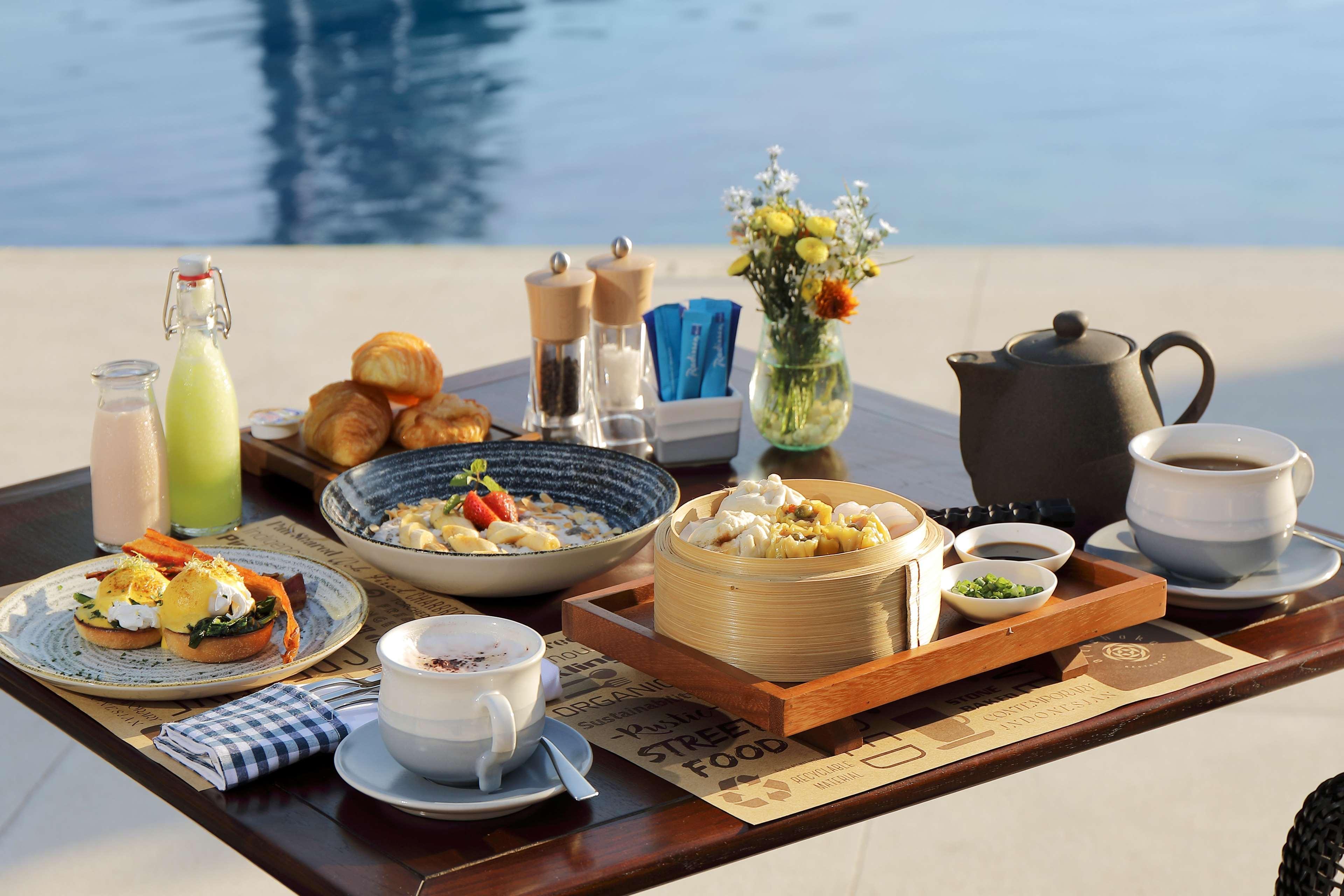 Hotel Radisson Blu Bali Uluwatu Esterno foto A breakfast table