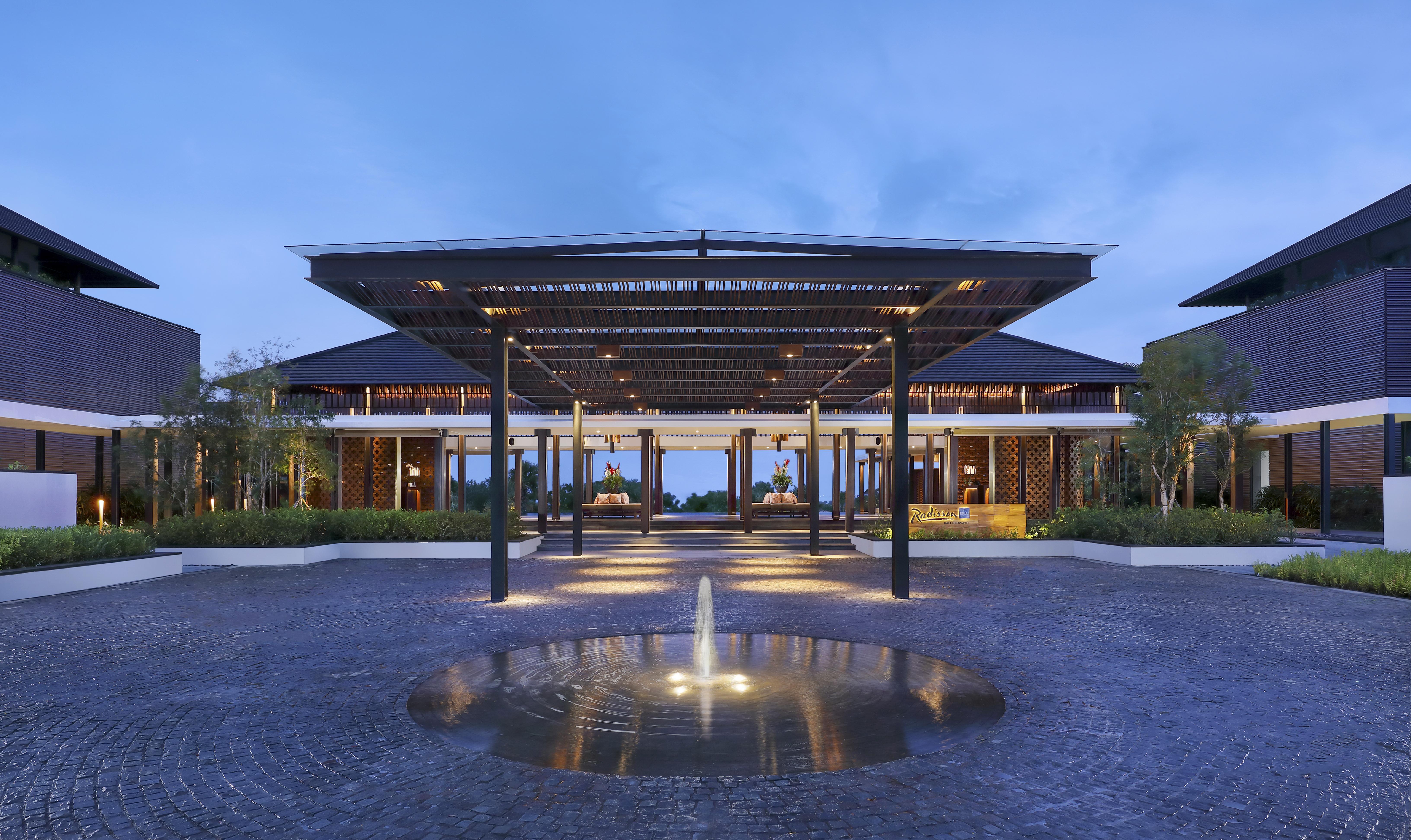 Hotel Radisson Blu Bali Uluwatu Esterno foto The hotel's main entrance