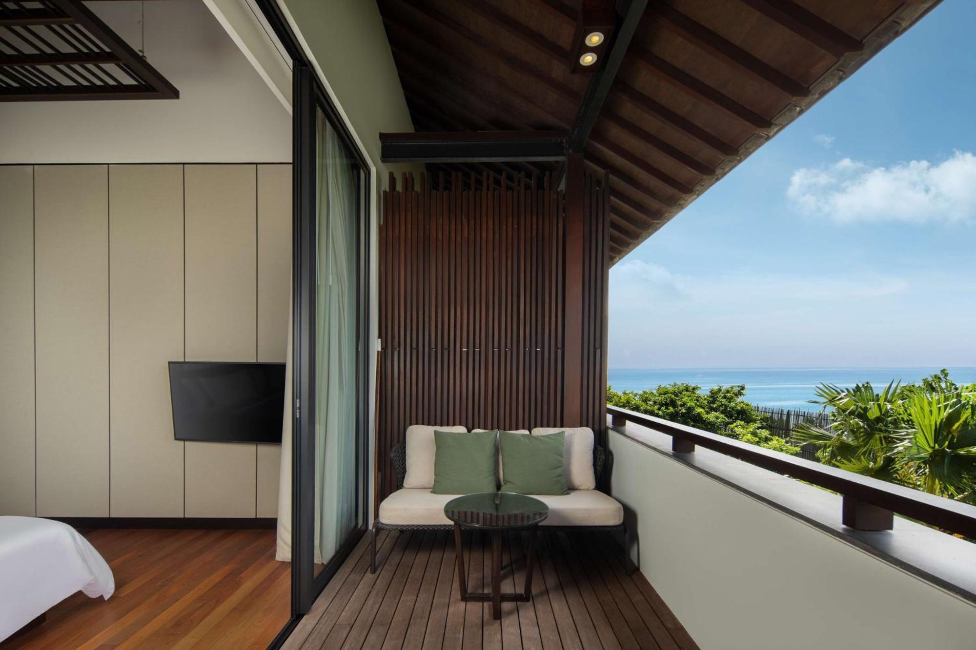 Hotel Radisson Blu Bali Uluwatu Esterno foto A balcony in a hotel room