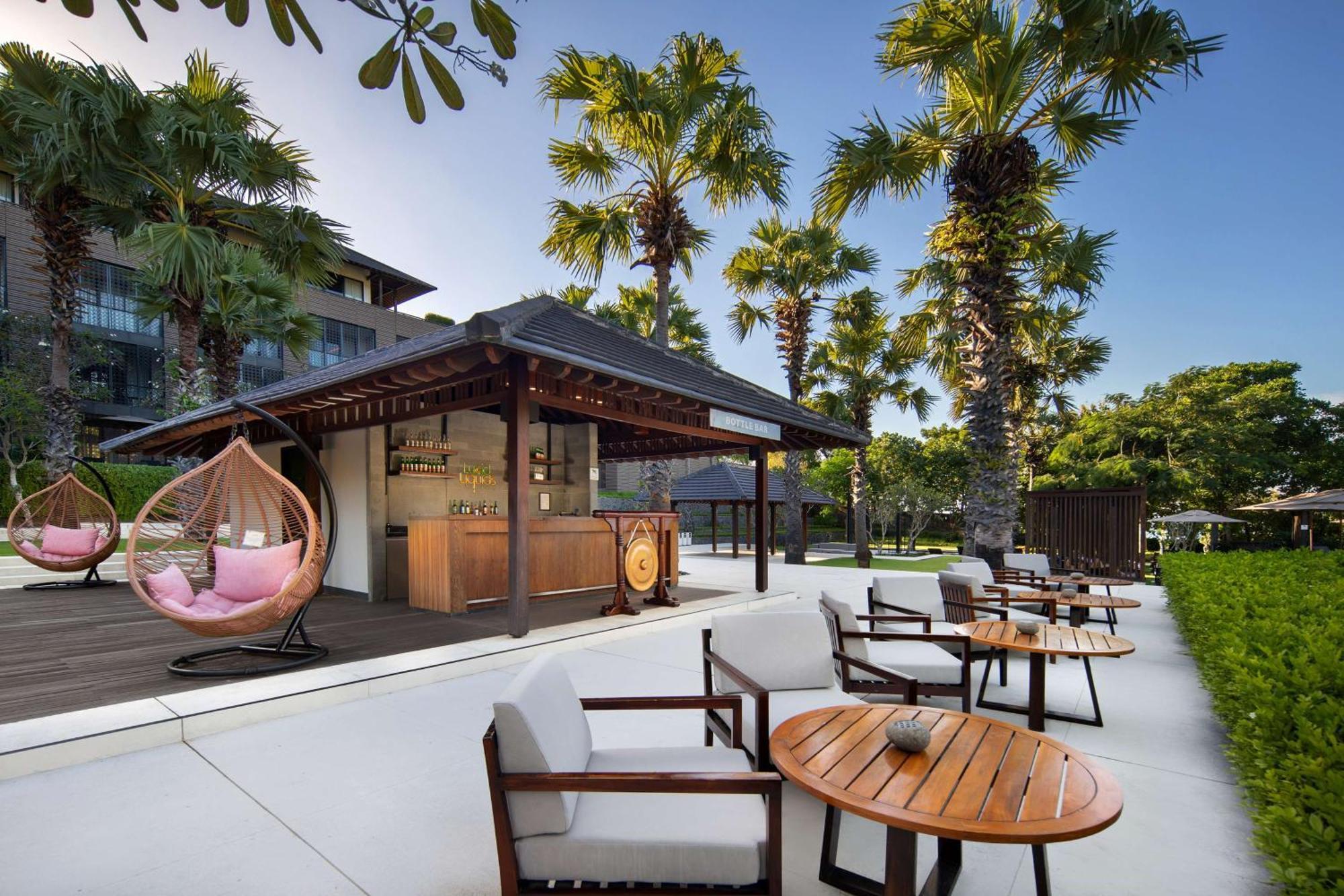 Hotel Radisson Blu Bali Uluwatu Esterno foto The Pool Bar