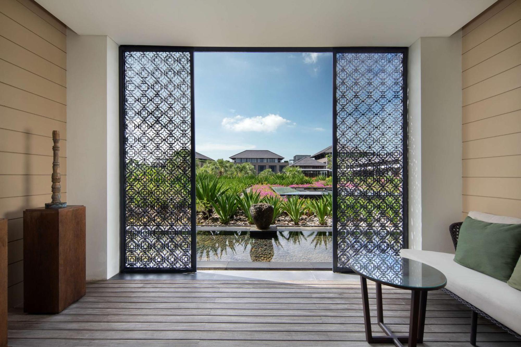 Hotel Radisson Blu Bali Uluwatu Esterno foto A room at the hotel