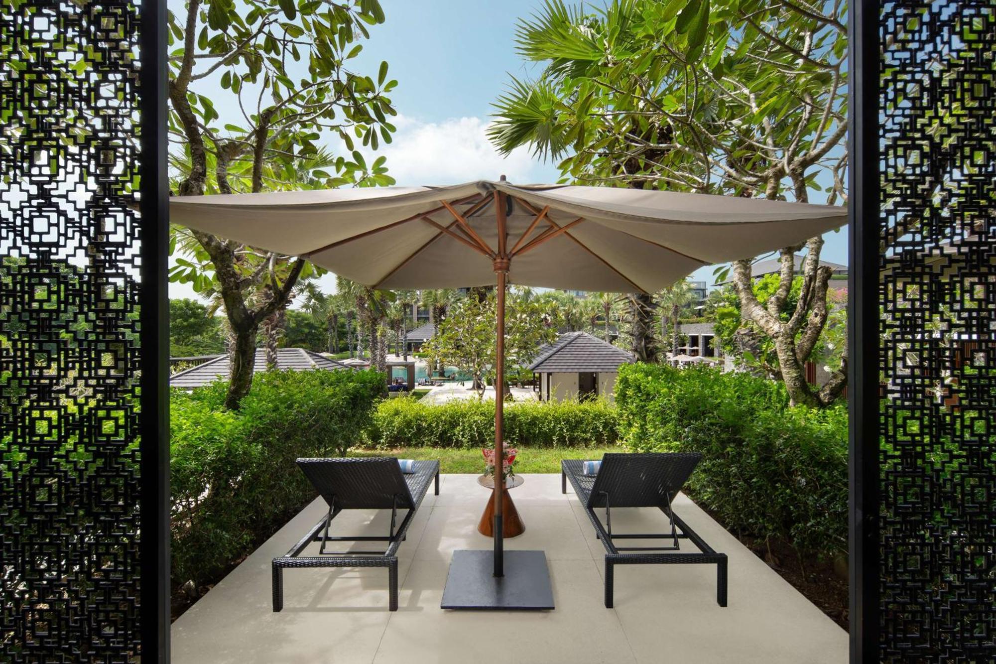 Hotel Radisson Blu Bali Uluwatu Esterno foto The resort's pool area