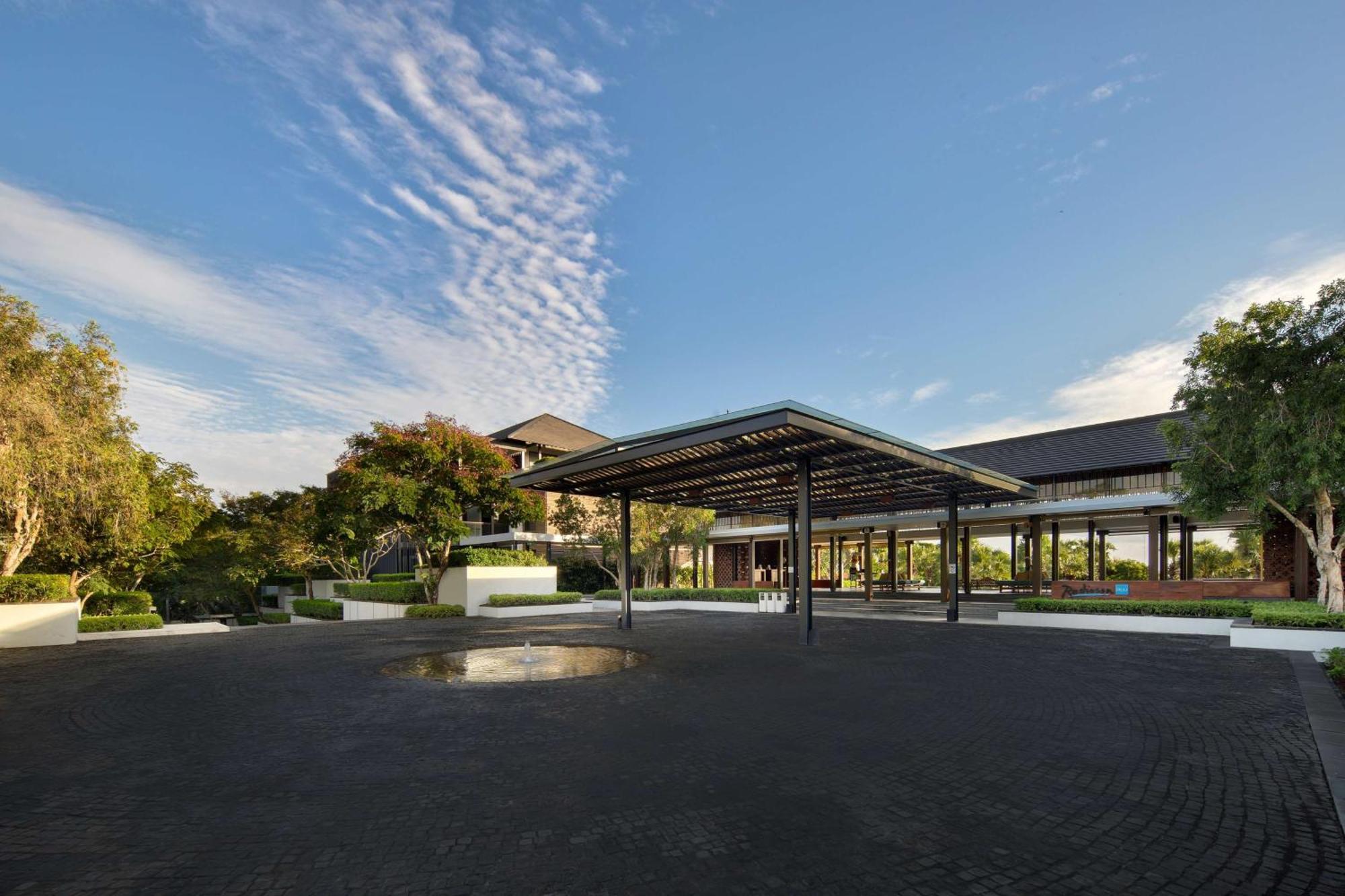 Hotel Radisson Blu Bali Uluwatu Esterno foto The main entrance of the hotel