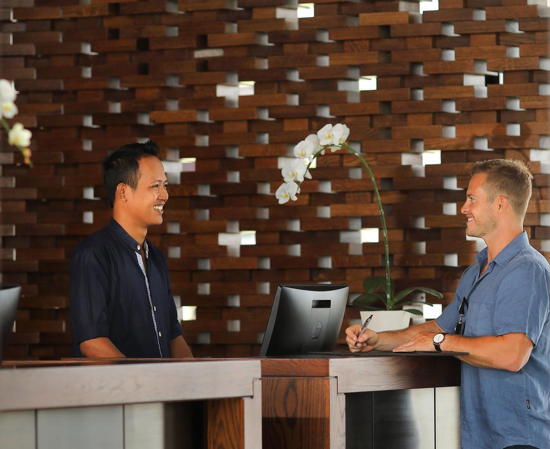 Hotel Radisson Blu Bali Uluwatu Esterno foto A guest checking in at the front desk of a resort
