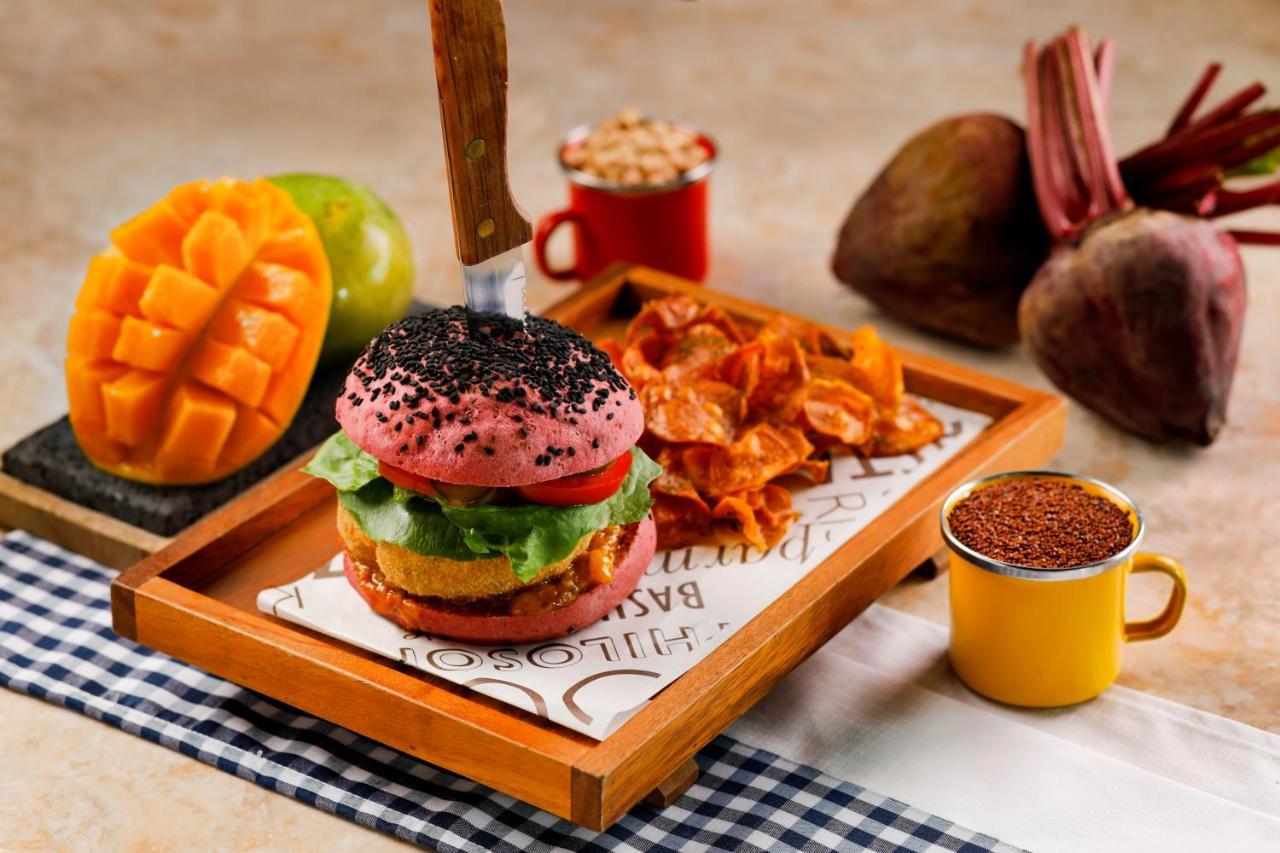 Hotel Radisson Blu Bali Uluwatu Esterno foto A burger with a pink bun