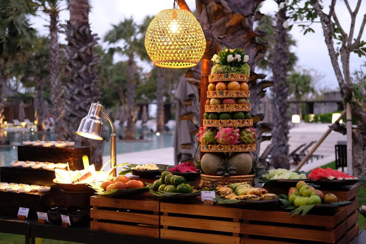 Hotel Radisson Blu Bali Uluwatu Esterno foto A buffet at a resort